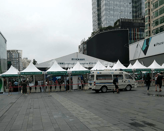 Tente commerciale à sommet conique