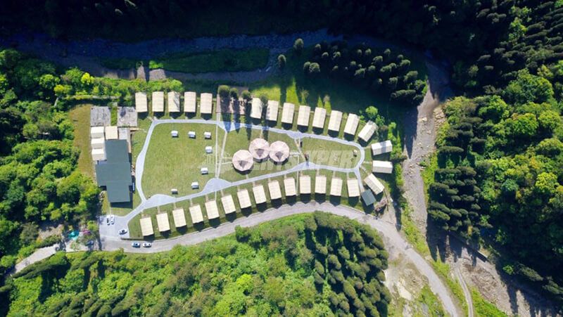 Site de glamping forestier