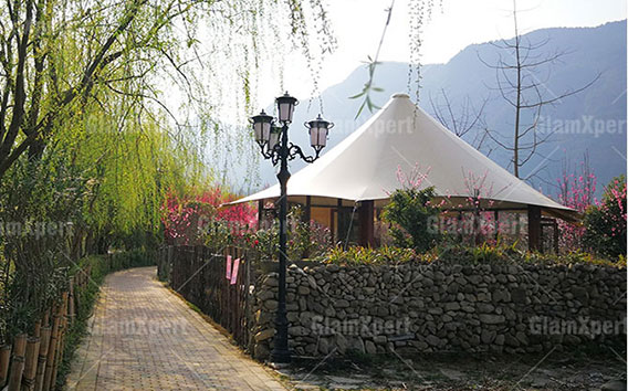 Nouveau camp de tentes de luxe sur l'île aux fleurs de pêcher