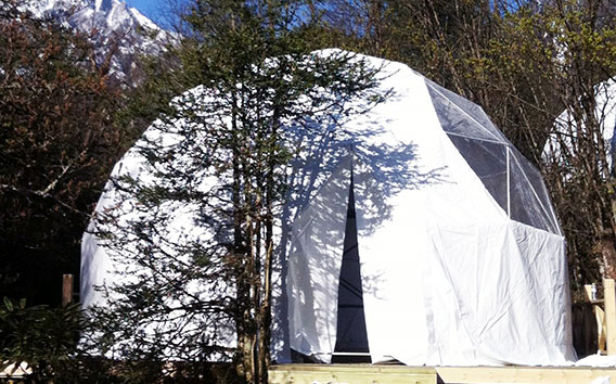 Camp de tentes à dôme géodésique du Swallow-Gully Resort